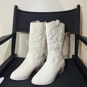 CUTE White Cowboy Boots 🤍🤎
NEVER WORN
(don’t pay here, only v3n)